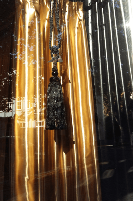 Goldener Deko-Schal im Schaufenster (Quelle: Privat)