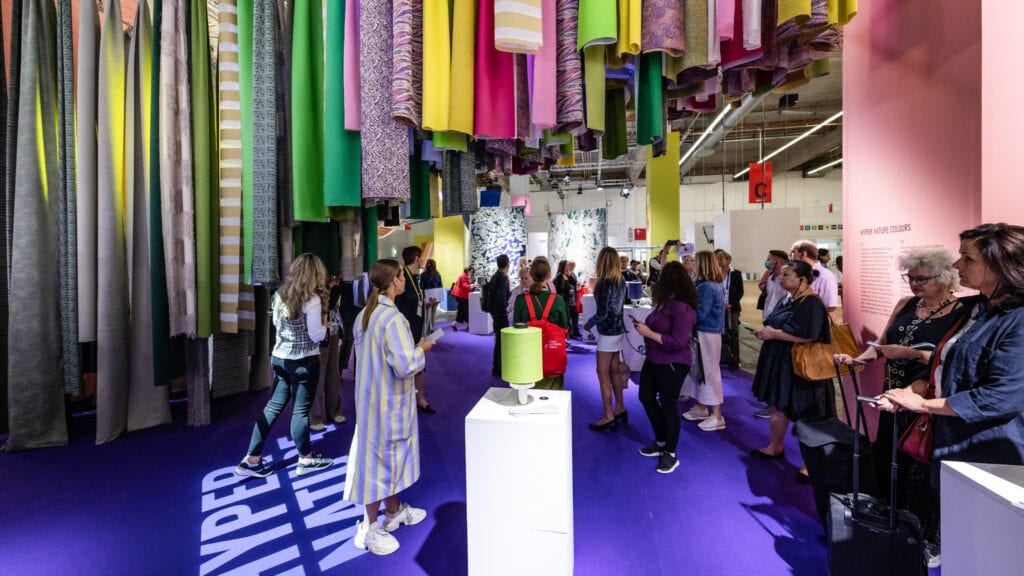Viele bunte Stoffe auf der Heimtextil Messe in Frankfurt